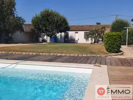 maison familiale avec piscine  double garage et nombreuses dépendances