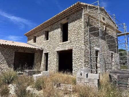 maison en construction de 180 m² avec jardin et vue