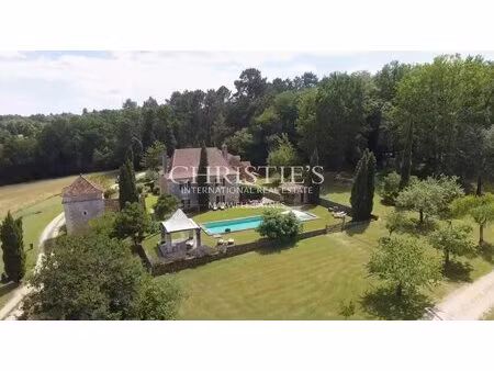 domaine historique restauré + piscine et 10 hectares de terrain près de bergerac