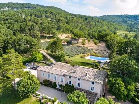 exceptionnelle propriété du xviiie siècle sur 22 hectares avec vue panoramique – provence