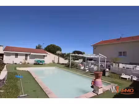 maison traditionnelle avec piscine