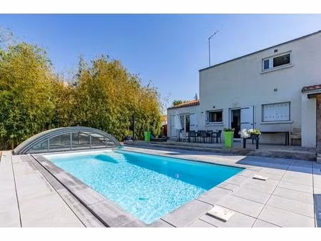 maison cugand 5 p . 4 chs . 121.69 m² . t 1276 m² . piscine avec abri . garages . terrasse
