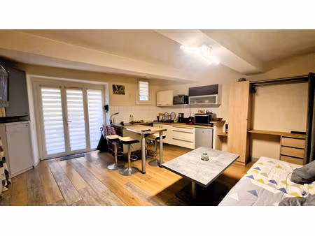 dans le village  studio entièrement rénové