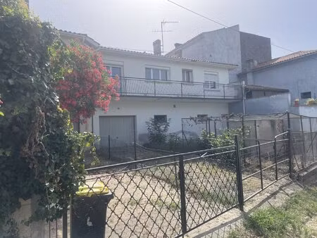 maison de ville avec garage et jardin.