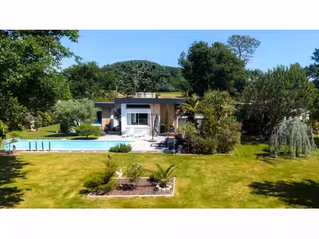 villa d'architecte lumineuse avec piscine et jardin arboré