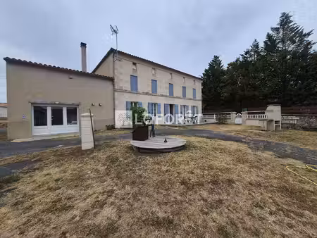 ensemble immobilier avec maison en pierre  vastes dépendances et jardin.