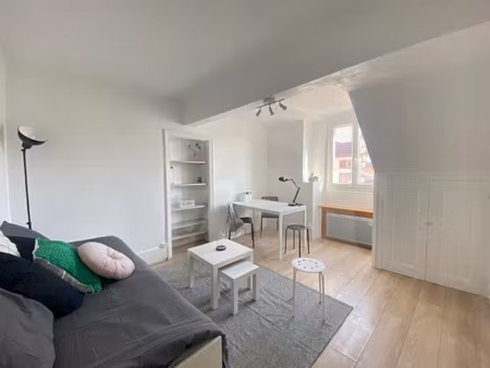 grenoble. 25 rue gabriel péri. studio meublé au dernier étag