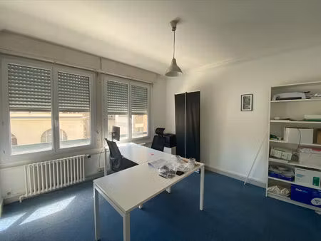 location local professionnel 84m²