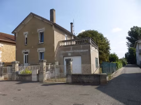 cette maison se situe en centre ville proche de la gare de m