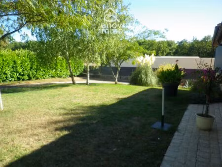 pavillon avec dépendances et grand terrain