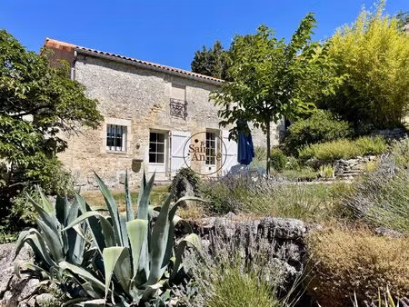 maison de caractère en pierre dans un environnement calme
