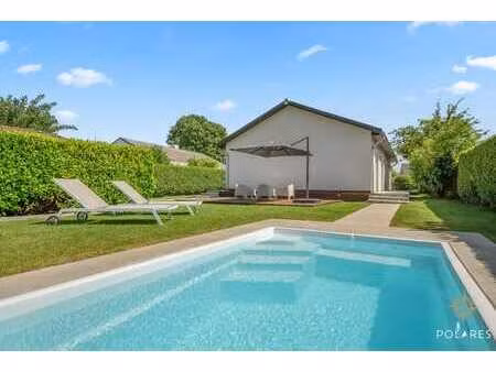 bungalow moderne entièrement rénové avec piscine - prêt à e