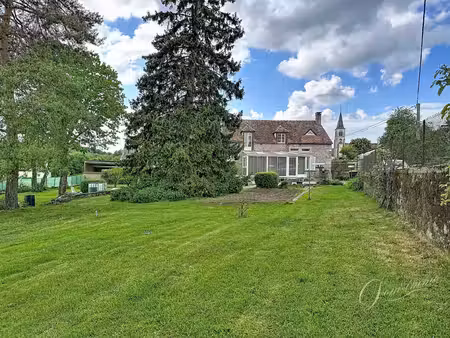 maison de campagne en pierres au cœur de la campagne bourguignonne