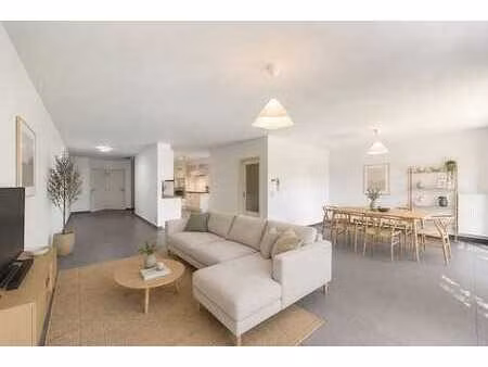 lichtrijk  gelijkvloers appartement met zeer ruime tuin