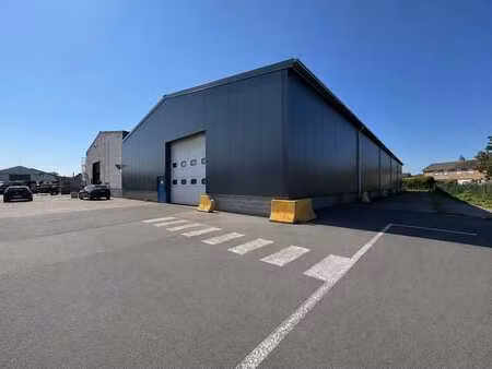 magazijnruimte van 1.000 m² met mezzanine te huur in zede...