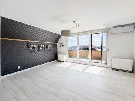 bel appartement moderne de 2 chambres avec garage.