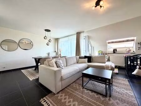een prachtige duplex met 2 grote slaapkamers  een volledig i