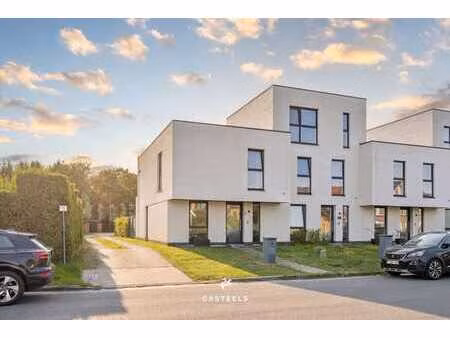 maison mitoyenne moderne avec jardin ensoleillé et epc a à v
