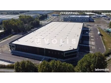 local d'activité 1 408 m²