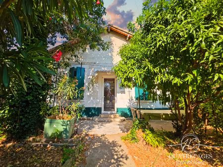 maison de plain pied  avec un grand jardin