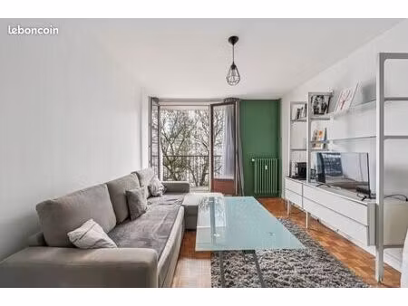 superbe studio meublé avec balcon plein sud  ascenseur  cave et parking possible