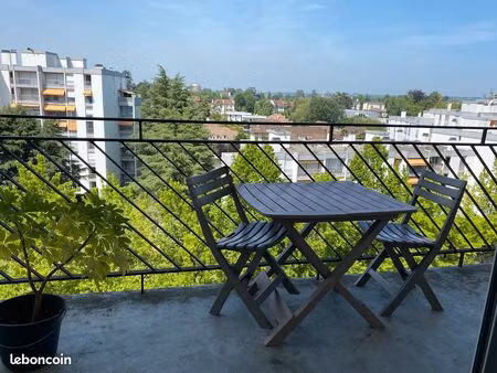 loue studio meublé avec balcon