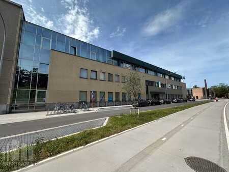 veelzijdig kantoorgebouw met 36 parkeerplaatsen te koop i...