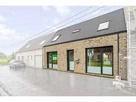 maison économe en énergie avec 2 chambres  située dans un q…