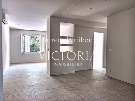t4 rez-de-chausse renove au pin de bormes