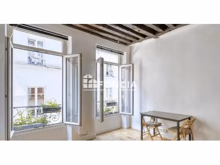 paris iii – beaubourg / quincampoix – 2 pieces traversant en bon etat avec charme de l’anc