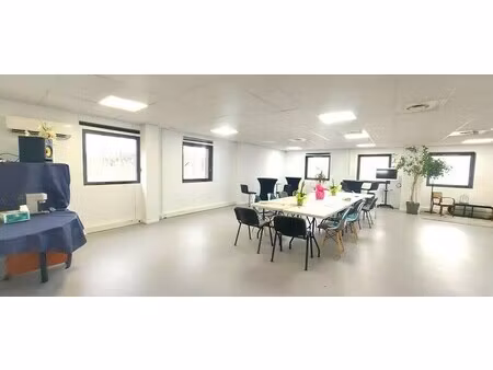 location commerce bouc bel air 13320 135m²