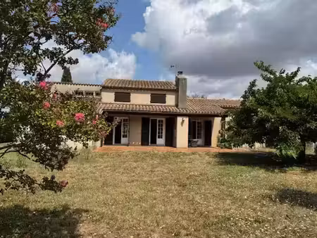 grande maison avec beau terrain et piscine.