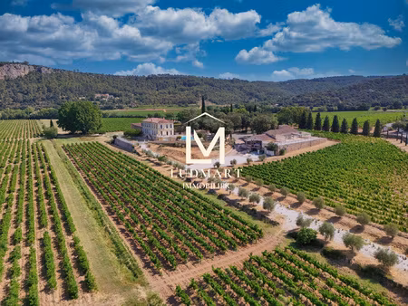 au coeur de la provence  un domaine où patrimoine  vignoble e