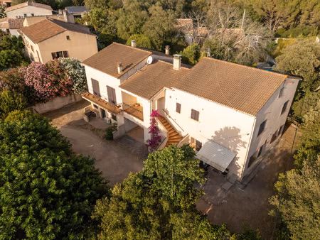 villa avec plusieurs appartements situé dans un quartier cal