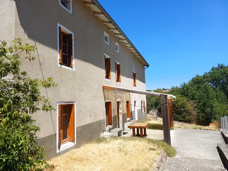 ferme en pierres crépies sur terrain attenant et non attenan