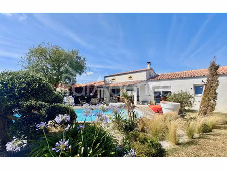a 300 m de la plage du platin et 1300 m du centre-ville par
