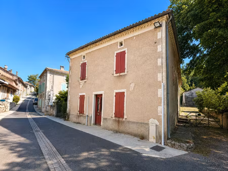 maison en pierre située au coeur du village  avec jardin.