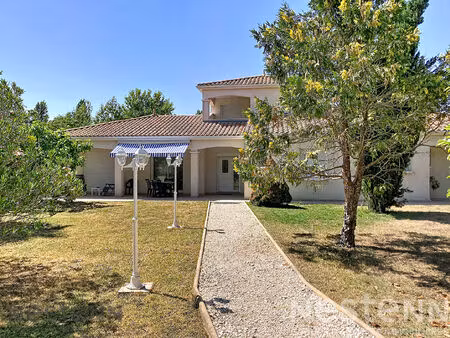 très belle villa à vendre à saujon - 4 pièces  154 m² sur terrain de 969 m²