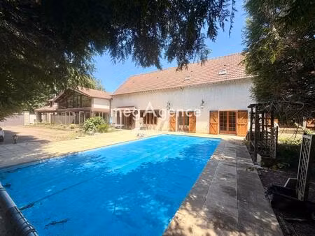 propriété d’exception au cœur de sens – 384 m² habitables avec piscine