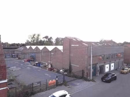 entrepôt de ±2000m²  bureaux et terrain constructible ±1000m