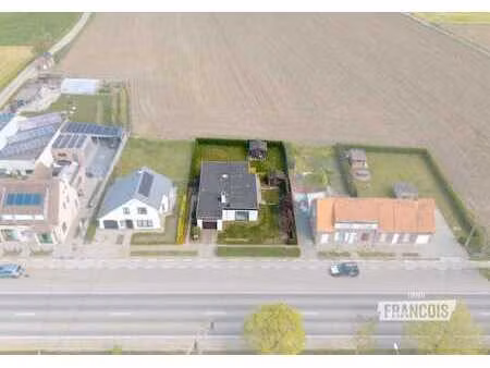 bungalow à rénover avec grand jardin à boezinge