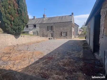 maison en pierres avec dépendances