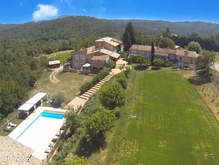 ferme 30 pièces 879 m²