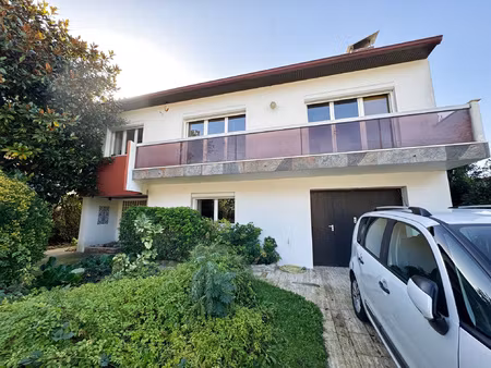 maison individuelle de 216 m2 habitable avec jardin et 6 ch