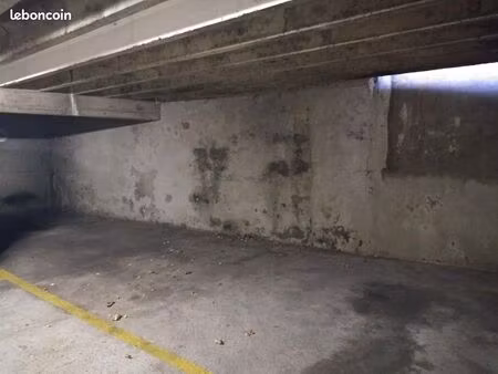 loue box double dans parking prive