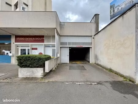 parking place rabelais : 12m2  90/mois