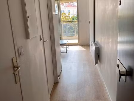 cannes centre – 2 pièces rénové avec terrasse – bail étudiant ou mobilité