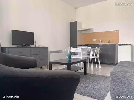 t2 meublé 40 m²   rue tilsit proche métro - refait à neuf  climatisé