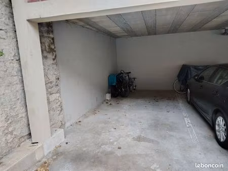 place de parking stationnement couvert