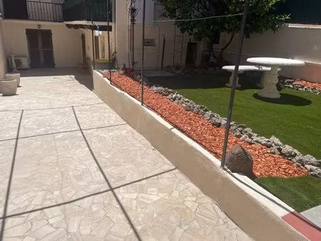 trois pièces avec terrasse  jardin et deux places de parking